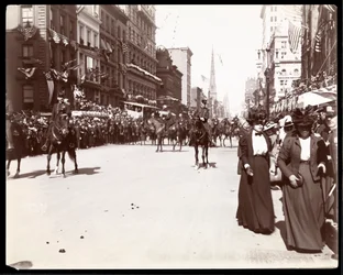 Ansicht einer berittenen Militärgruppe in der Dewey Parade auf der Fifth Avenue, New York, 1899